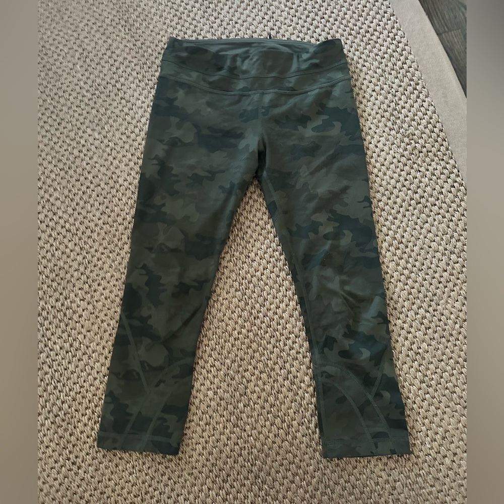 Lululemon wunder under crops sz 6 EUC Camo